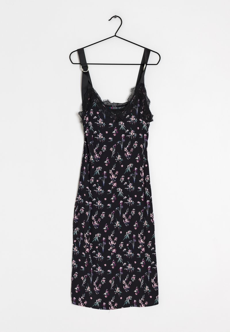 Robe noire à fleurs avec bordure en dentelle, dotée de bretelles fines et d'une coupe ajustée. Le tissu présente une texture lisse avec de petits motifs roses et verts.