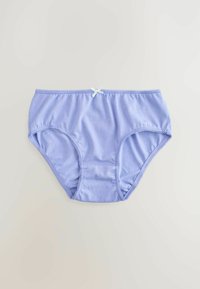 Lichtpaarse katoenen ondergoed met een zachte textuur, voorzien van een tailleband, kantafwerking en een klein strikje in het midden voor.