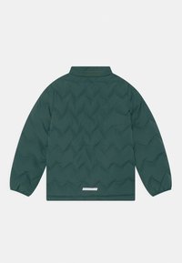 Padded Jacke in dunklem Grün mit einem strukturierten, gesteppte Muster. Mit hohem Kragen und einem reflektierenden Akzent am Saum.