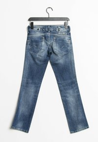 Jeans de mezclilla azul oscuro con pierna recta, costuras visibles y bolsillos traseros. Presentan una etiqueta de la marca en la cintura.