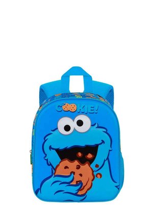 Mochila azul para niños con la cara de Cookie Monster sosteniendo una galleta y la palabra "COOKIE!" en el bolsillo delantero.