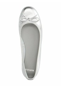 Ballerines argentées avec une finition métallisée, bout arrondi et un accent en nœud à l'avant. Doublure intérieure douce avec une texture lisse.