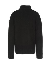 Czarny dziany sweter z wysokim kołnierzem, teksturowanym korpusem i ściągaczami na mankietach. Na lewym rękawie znajduje się małe logo.