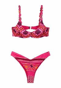 Set bikini rosa con top a fantasia con arricciature e spalline regolabili, e slip a vita bassa con motivi geometrici e dettagli.