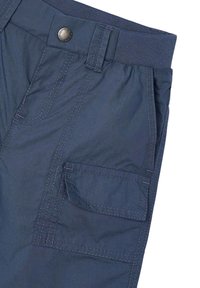 Pantaloni cargo blu navy con cinturino elastico, dotati di una grande tasca laterale e dettagli di cucitura a contrasto. Tessuto liscio e leggero.