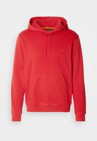 Sweat à capuche rouge à enfiler avec cordons, poche kangourou frontale et petit logo embossé sur la poitrine gauche.