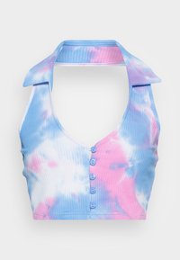 Top cropped com riscas e colarinho com laço, apresentando um padrão tie-dye em azul e rosa, e seis botões azul claro na frente.