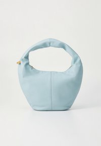 Mjuk ljusblå läderhandväska med rundat, vadderat handtag och guldfärgat dragkedjefäste på en enfärgad vit bakgrund.