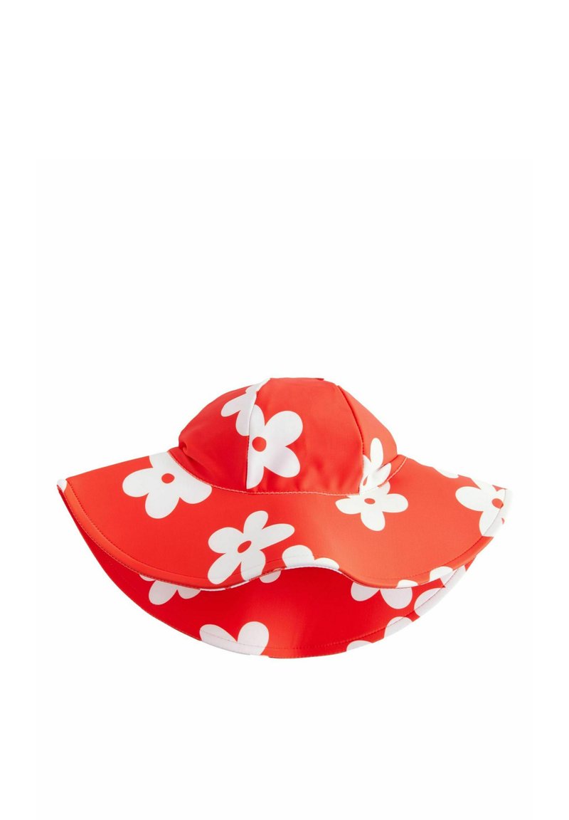 Cappello da sole rosso realizzato in materiale liscio, con un'ampia tesa. Decorato con grandi motivi floreali bianchi. Parte superiore arrotondata con dettagli di cucitura.