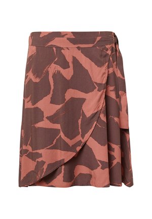 Jupe portefeuille en tissu marron présentant des motifs abstraits de corail. Conçue avec un lien sur le côté et un devant drapé pour une silhouette fluide.