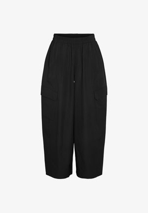 Crne cargo hlače s elastičnim pojasom, slobodnog kroja, bočnim džepovima i glatkom teksturom. Dizajn ima široke nogavice.