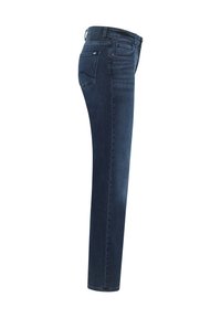 Jeans de mezclilla azul oscuro con un corte slim, que presentan un diseño de cinco bolsillos, lazos para cinturón y costuras sutiles en los bolsillos traseros.