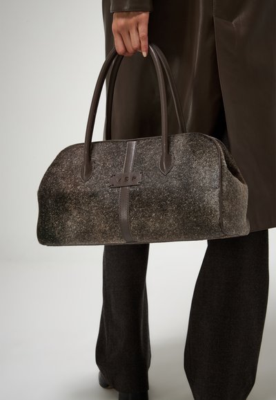 Borsa a tracolla grigia con dettagli e manici in pelle marrone, caratterizzata da una forma rettangolare e un logo impresso sulla parte frontale.