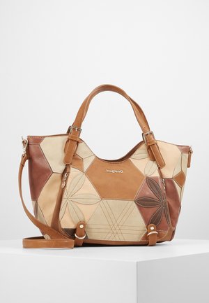 Patchwork leren handtas in tinten bruin en beige met bloemstiksel, dubbele handvatten, afneembare riem en metalen merklogo.