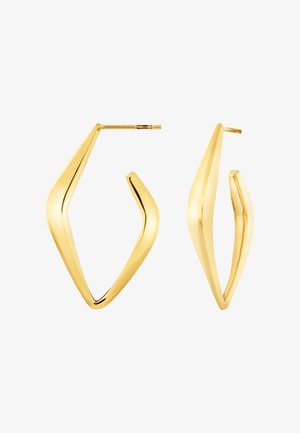 Pendientes de aro de metal con tono dorado que presentan un diseño geométrico afilado, con un acabado liso y una forma única y alargada.