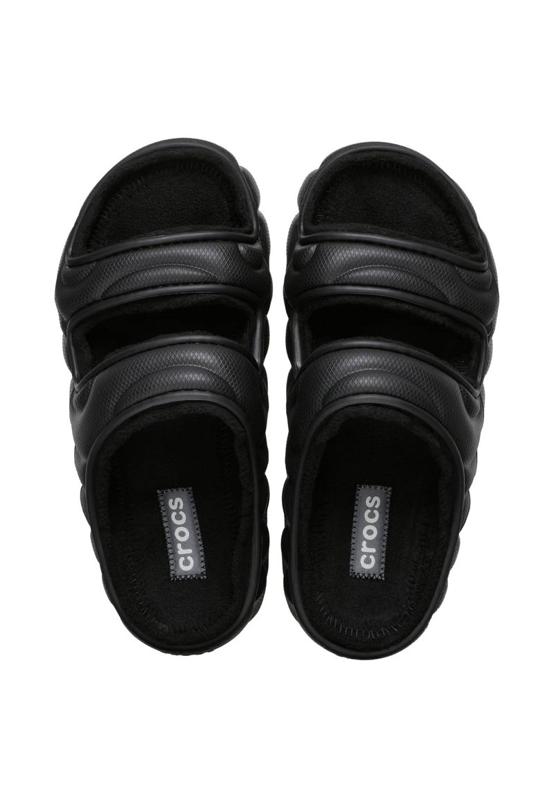 Zwarte Crocs-sandalen met een gestructureerde synthetische buitenkant, twee brede banden en een gevoerd voetbed met een zichtbaar logo op de zool.