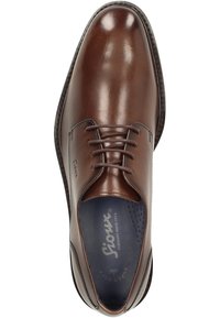 Scarpa da uomo in pelle marrone con finitura liscia e lucida, design con lacci, texture imbottita e dettagli perforati sottili all'interno.