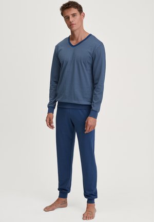 Blauw pyjama set bestaande uit een gestreepte langslijf top met een V-hals en bijpassende effen kleur broek met geribbelde boorden. Katoenen materiaal.