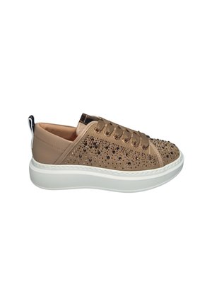 Beiger Sneaker mit niedrigem Schaft und dicker weißer Sohle, verziert mit kleinen dunklen und hellen Nieten und beigen Schnürsenkeln.