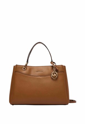 Sac à main en cuir marron texturé Michael Kors avec une anse supérieure unique et un pendentif rond doré avec le logo MK à l'avant.