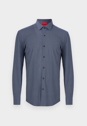 Chemise bleu marine à manches longues avec un petit motif géométrique blanc et un col classique, avec une étiquette de la marque Hugo à l'intérieur du col.