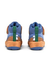 Scarpe per bambini blu e marroni con cinturini in velcro, suole in gomma, linguette verdi e materiali texturizzati. Presentano il logo sul tallone.