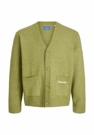 Roheline kudum cardigan V-kujuga, viie nööbi ja kahe eesmise taskuga. Omab ribatud varruka- ja ääristusena, peene logo tikandiga.