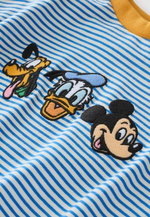 Tela de rayas azul y blanca con caras de dibujos animados bordadas de Mickey Mouse, Donald Duck y Pluto, con un cuello amarillo.