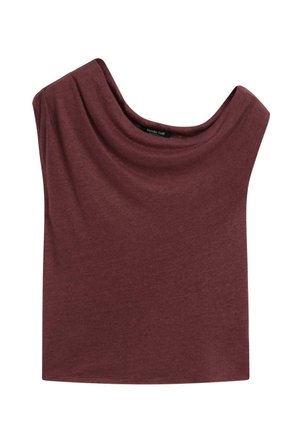 Haut sans manches bordeaux foncé avec un large décolleté bateau drapé, en tissu doux, posé à plat sur fond blanc.