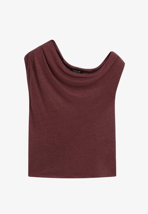 Bluzka bez rękawów w ciemnym kolorze bordo z szerokim, marszczonym dekoltem typu łódka, wykonana z miękkiego materiału, położona płasko na białym tle.