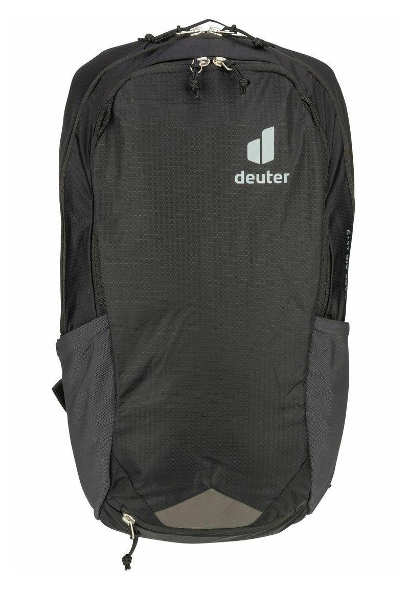 Mochila negra con patrón hexagonal y acentos grises. Cuenta con cierres de cremallera, bolsillos laterales y un logo centrado en la parte delantera.