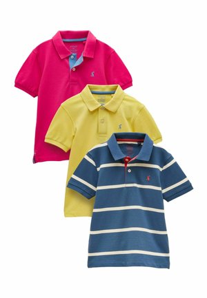 Tre poloshirts med korte ærmer i pink, gul og blå med hvide vandrette striber, hver med et lille broderet logo på brystet.