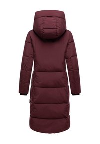 Cappotto invernale imbottito di color marrone scuro con un ampio cappuccio, maniche lunghe e trapuntatura verticale. Presenta tasche laterali e polsini elasticizzati per un calore extra.