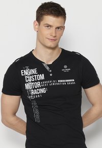 Koroshi Apdrukāts T-krekls - black
