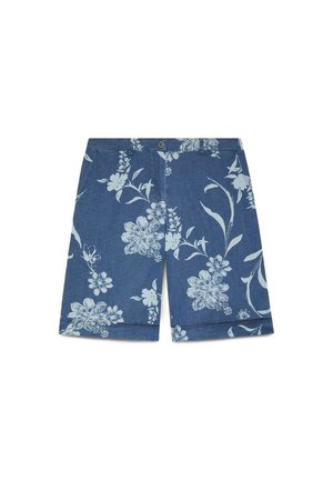 Niebieskie szorty z jasnym kwiatowym nadrukiem, z przodu zapięcie na guziki i kieszenie, ułożone na płasko na białym tle.