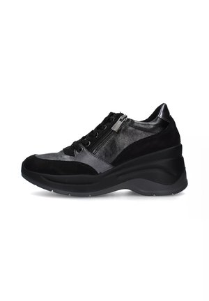 Sneaker nera in materiale scamosciato e pelle, con lacci sul davanti, cerniera laterale e design della suola a zeppa texture.