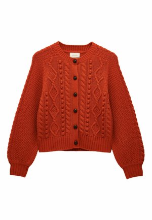 Strickjacke in tiefem Orange mit Kabelmustern, gerippten Bündchen und Saum. Verfügt über eine durchgehende Knopfleiste mit dunkelbraunen Knöpfen.