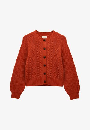 Strickjacke in tiefem Orange mit Kabelmustern, gerippten Bündchen und Saum. Verfügt über eine durchgehende Knopfleiste mit dunkelbraunen Knöpfen.