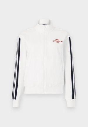 Casaco branco com fecho éclair e colarinho alto, riscas azuis nas mangas e texto em vermelho "MILANO GYMNASIUM" como logotipo. Textura suave e design ajustado.