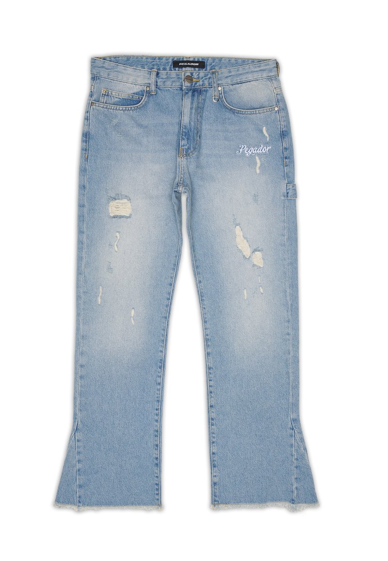 Jean en denim bleu avec des détails usés, présentant un bas évasé et un logo "Pegador" brodé à l'avant.