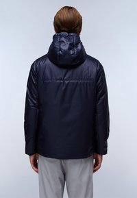 Giacca imbottita blu navy con cappuccio, caratterizzata da una superficie liscia e lucente e da polsini elasticizzati, vista da dietro.