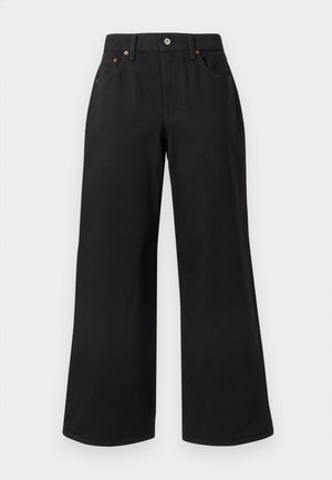 Schwarze Hose mit weitem Bein, vorn mit Knopf und Reißverschluss, Gürtelschlaufen und Fünf-Taschen-Stil, auf weißem Hintergrund dargestellt.