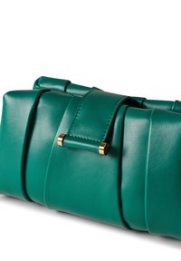 Türkise Leder-Handtasche mit gepolstertem Design, goldenen Hardware-Akzenten und einem zentralen Riemenverschluss. Glatte Textur mit dezenten Nähdetails.