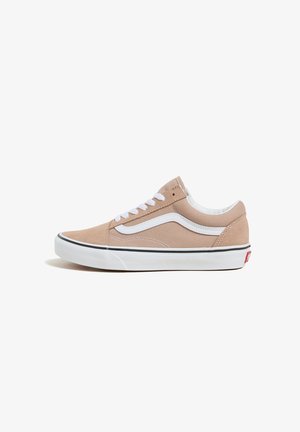 Beige mokkasinka kengät valkoisilla yksityiskohdilla ja nauhoilla, joissa on matala leikkaus, pyöreä kärki ja kumipohja mustilla reunuksilla. Punainen logo-tunnus näkyvissä.