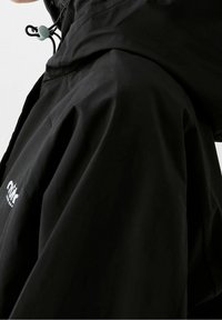 Svart vattentät jacka med hög krage, justerbar dragsko på huvan och en logotyp på bröstet. Slät textur med en strömlinjeformad design.