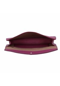 Magenta skórzana kopertówka o gładkiej powierzchni, z wewnętrzną kieszenią i beżowym wykończeniem. Posiada zatrzask i minimalistyczny design.