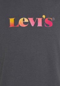 Szara koszulka z wyrazistym gradientowym logo "Levi's" w różowo-pomarańczowych odcieniach. Miękki materiał, casualowy dekolt w stylu crew oraz krótkie rękawy.