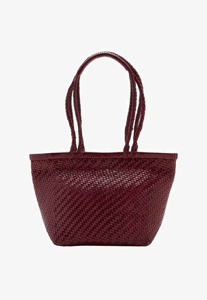 Sac fourre-tout tissé bordeaux avec deux poignées tressées, de forme rectangulaire, surface texturée et intérieur spacieux. Idéal pour une utilisation quotidienne.