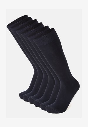 Donker marineblauwe crew sokken, met ribboord, gladde textuur, zes paren getoond, naadloze teen, gemaakt van een katoenmix, geschikt voor casual of formele kleding.