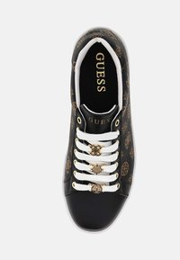 Sneaker nero e marrone con motivo a logo, lacci bianchi, dettagli in hardware dorato e finitura testurizzata. Suola in gomma con punta arrotondata.